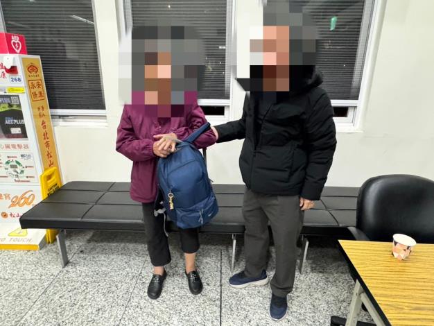 家人至派出所接回迷途婦人.JPG