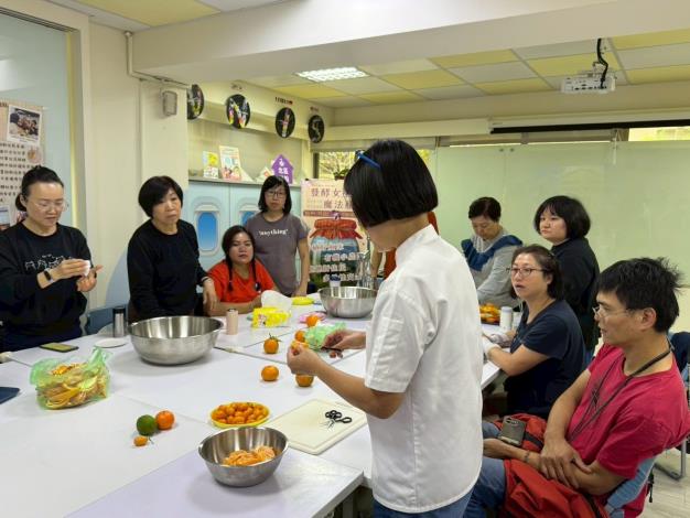 3-老師示範如何剝水果及處理果皮，俾利全利用