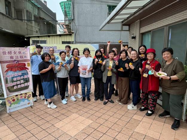 1-學員開心地與草山柑果醬合照