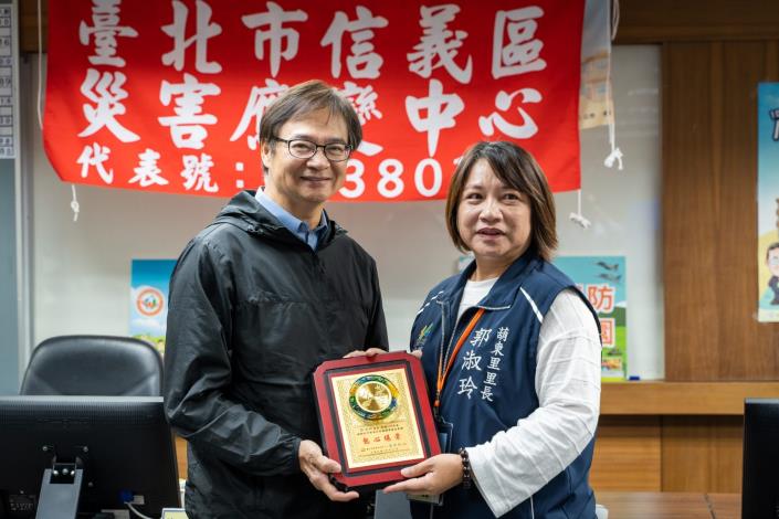 6. Wuchang Junior High School student counseling team leader Ms. Chen Mei-lan taking photo with Taipei City Civil Affairs Department Commissioner.jpg