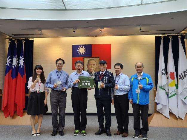 1. Hsia Wan-lang, Chief of Wangxi Neighborhood, Zhongzheng District receiving the highest honor.jpg