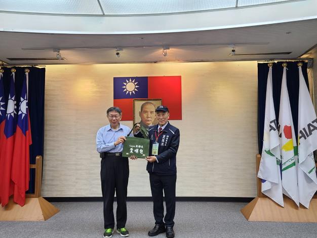 2. Mr. Hsia Wan-lang taking photo with Taipei City Mayor.jpg