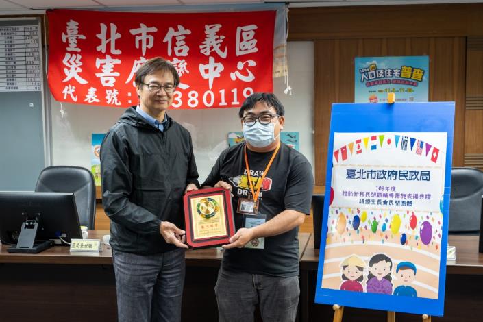 4. Taipei Orphan Welfare Foundation volunteer supervisor Shih Kai-wen receiving award.jpg