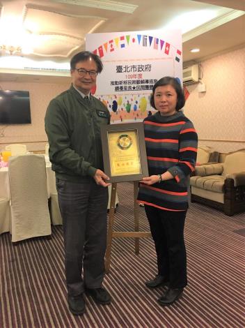 7. Chief Chou Shih-ping of Mingyi Borough, Wenshan District receiving the Certificate of Appreciation