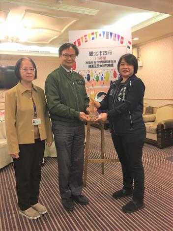 4. Chief Kuo Shu-ling of Hudong Borough, Shilin District receiving the Highest Honor Certificate