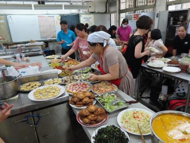  Students prepared their hometown cuisines and shared with everyone on graduation ceremony