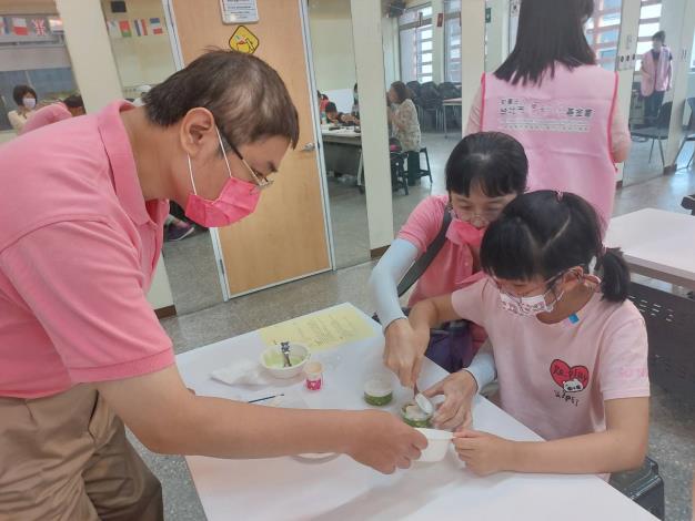 7. Parents and children complete the herbal snacks as a team.