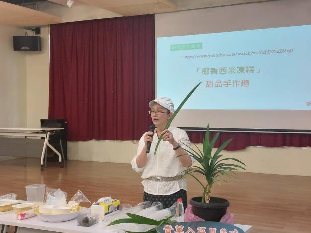 4. Thai immigrant instructor talking about pandan leaves, the king of herbs.