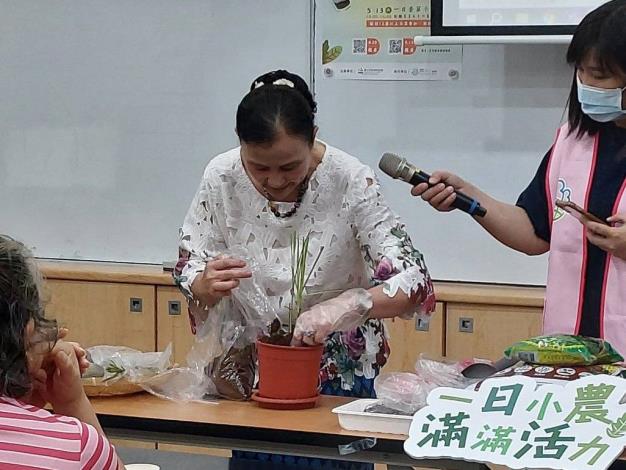 03. The instructor demonstrating the essentials of lemongrass cultivation.