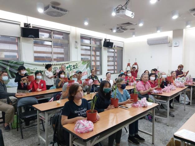 06. A group photo of the one-day herb farmers