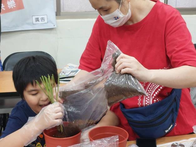 05. Parents and children planting lemongrass together.