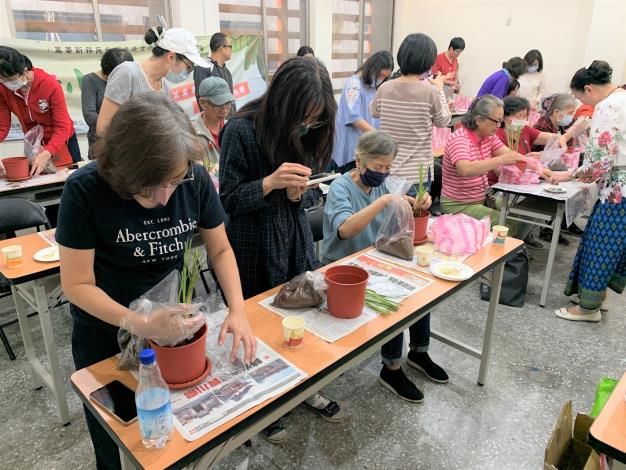 04. Participants planting herbs after listening to the instructions.