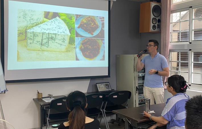 02 New immigrant lecturer introducing Italian special cuisines.jpg