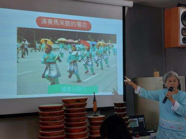 02 The new immigrant lecturer introduces various occasions for playing the Malay drum. jpg