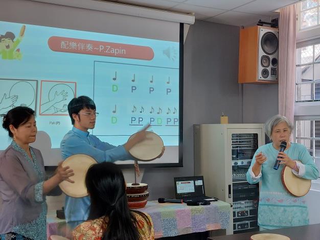 03 The lecturer and teaching assistants explain and demonstrate the Malay tambourine kompang.jpg, chocolate and chili pendants that can bring good luck. jpg