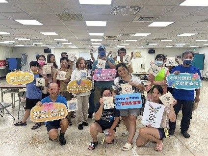 Participants happily posed for a group photo with their completed handmade projects.