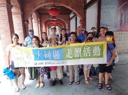 Participants took a group photo in front of the Ten Building.