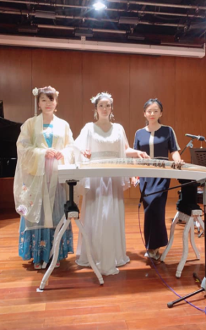 Nhóm đàn Tranh giai điệu Quê hương