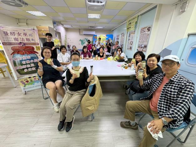 6-學員開心地與做好的蔬菜發酵瓶合照