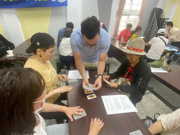 05 Guru mengajar siswa (peserta) secara langsung mempraktikkan permainan kartu tradisional Italia