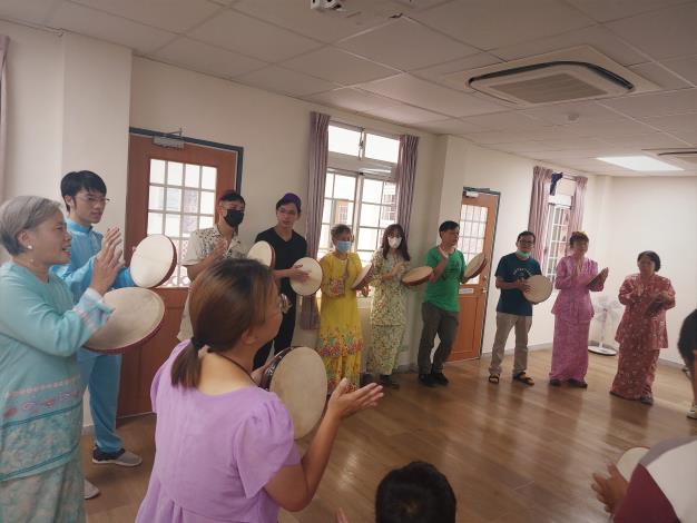 06 semua orang dengan gembiranya bermain rebana sambil bernyanyi Rasa Sayang 