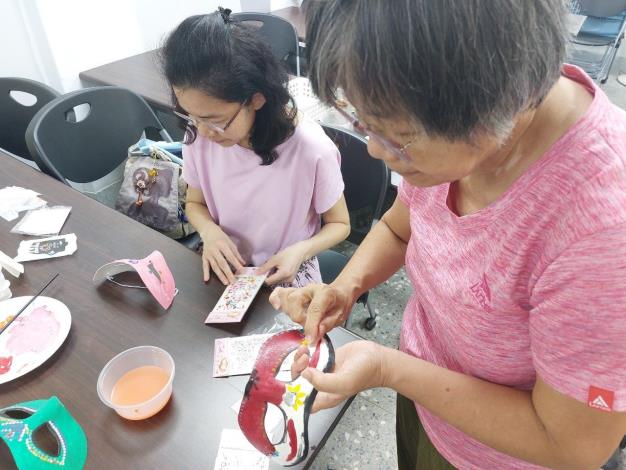 Kegiatan Berbagi Budaya Filipina Dan Melukis Topeng 