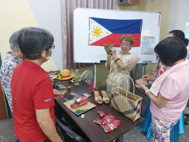 Kegiatan Berbagi Budaya Filipina Dan Melukis Topeng 