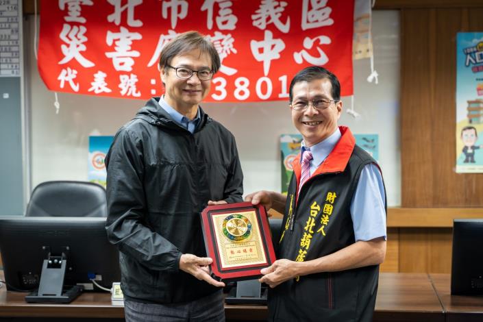 9. Magkasamang litrato nina Taipei Hu Lu Temple Director Kuo Jiang Yen at Pinuno ng Kagawaran. 