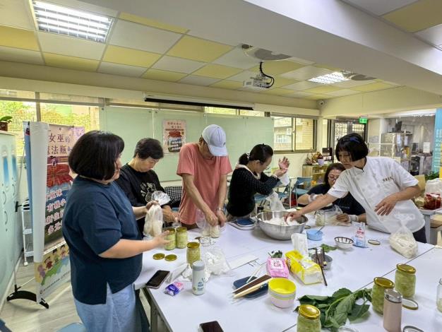 5-大家一起將蘿蔔裝入罐進行發酵