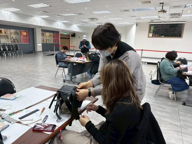 助教協助學員操作