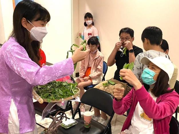 02 ေဟာေၿပာသူမွဗီယက္နမ္ဟင္းလ်ာမ်ားတြင္အသံုးမ်ားေသာဗန္နီလာကိုမွ်ေဝပါသည္။