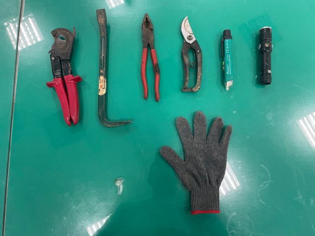 圖說1：警方查扣作案工具電線剪、鐵撬、老虎鉗、花剪、電筆、手電筒、手套