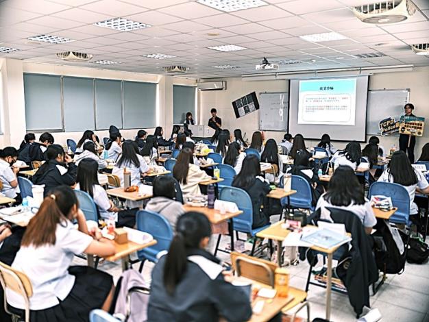 圖說7：「內湖警會講」宣導團隊9月18日至康寧大學宣導交通安全暨防詐新知