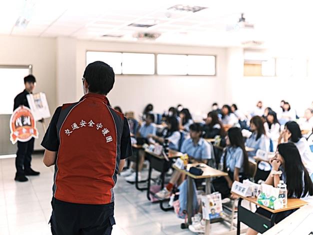 圖說3：「內湖警會講」宣導團隊9月18日至康寧大學宣導交通安全暨防詐新知