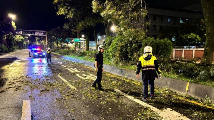 圖說9：道路障礙物擋道、員警協助排除等.JPG