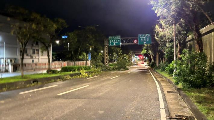 圖說2：道路障礙物擋道、員警協助排除等.JPG