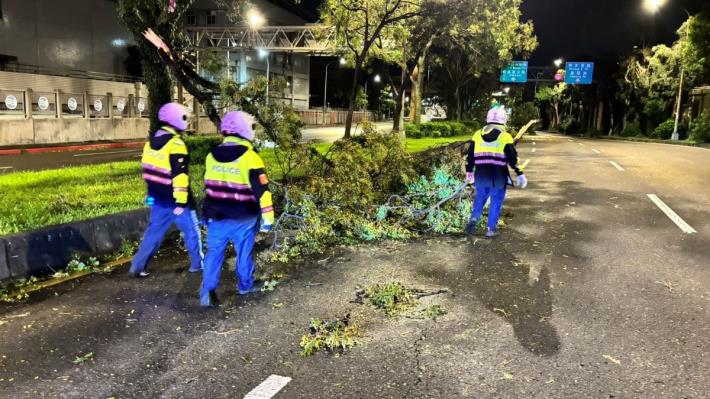 圖說7：道路障礙物擋道、員警協助排除等.JPG