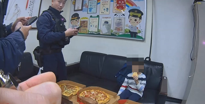 西湖派出提供豐富食物，安撫孩童情緒
