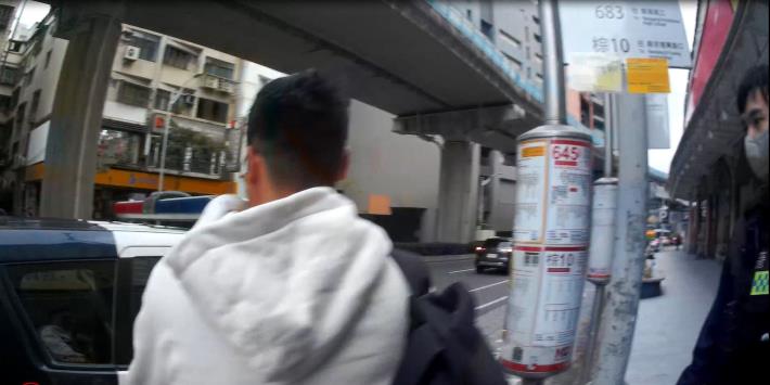 警方當場逮捕詐欺車手