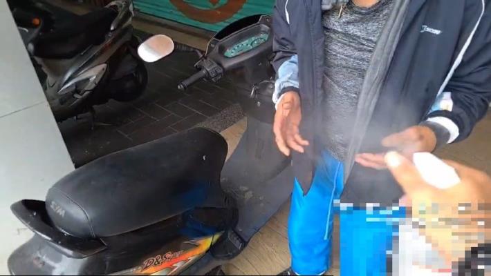 康寧派出所警員張伯瑄協助老翁消毒身體