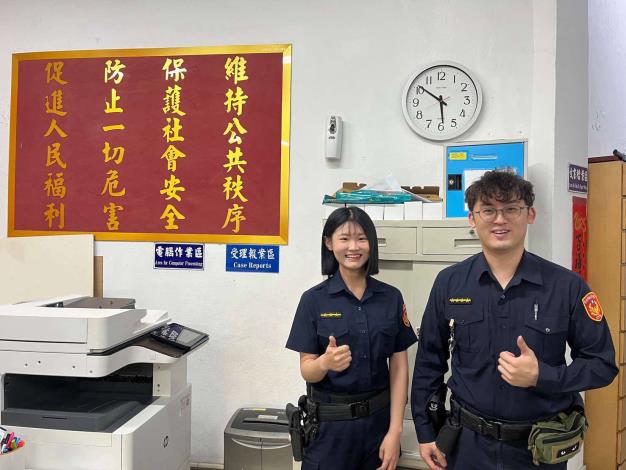 成功攔阻詐騙大湖派出所副所長周俊谷(右)、警員崔瑞琪(左)