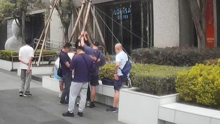 警方搜索其身體及其所攜帶之物品