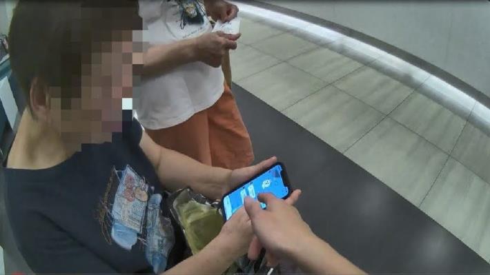 內湖派出所員警向郭婦說明詐騙手法，並協助封鎖假冒親友之帳號