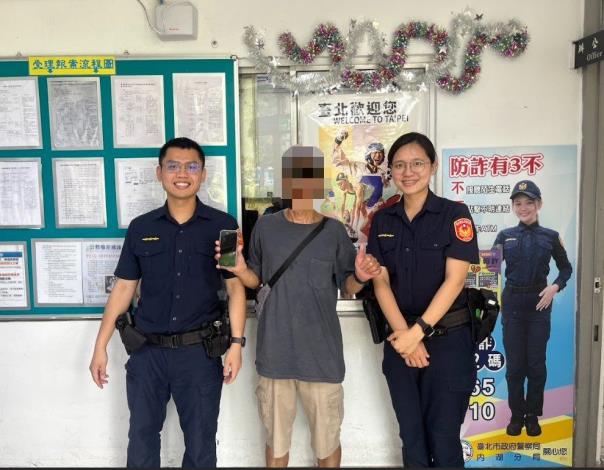 警員何瑋霖(左)、陳姓老翁(中)、警員黃祺玲(右)