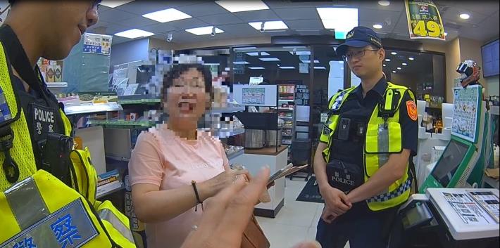 員警向民眾說明詐騙手法