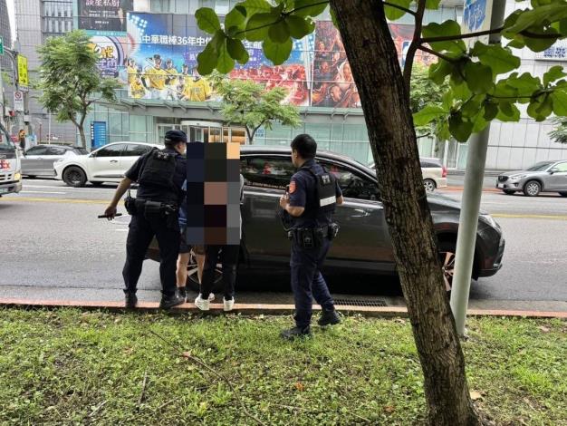 老翁家屬至西湖派出所接回老翁，表示感謝