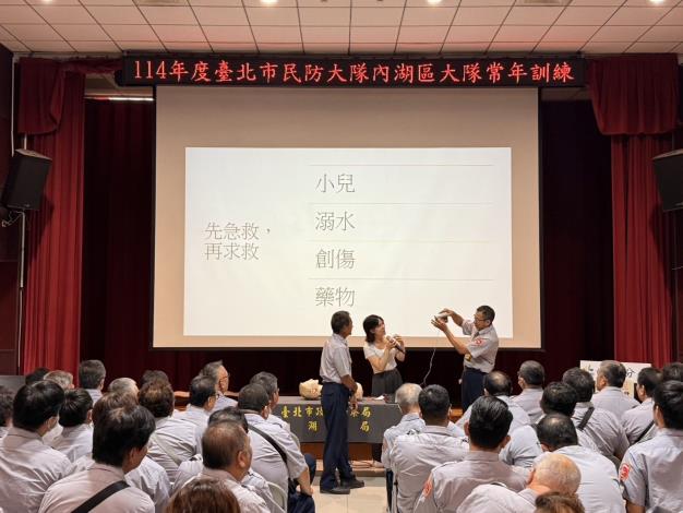 三軍總醫院林思羽專科護理師授課與隊員互動過程