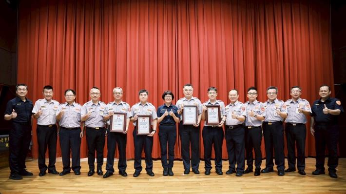 分局長蕭惠珠及大隊長王伯綸與獲頒民防資深人員合影