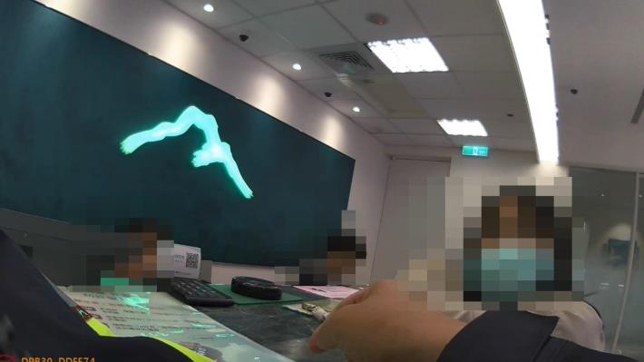 警方耐心向被害人宣導以裝潢名義提領現金常見詐騙手法