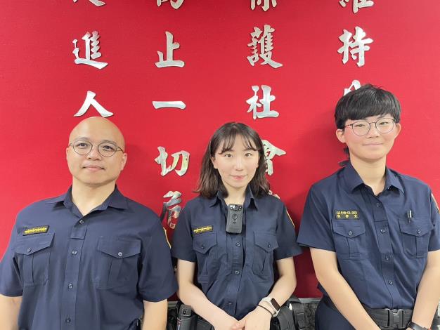 康寧派出所副所長莊宏揚(左)、警員張怡婷(中)、實習生張靜宜(右)。